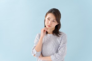 悩む女性のイメージ画像