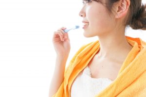 歯磨きをする女性の写真