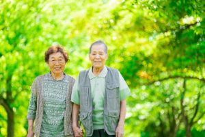 年配の女性と男性の画像