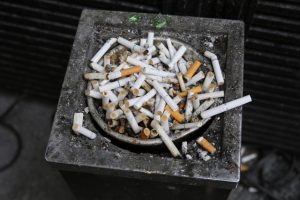タバコの吸い殻の画像