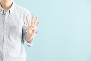 ４本指の手をする人