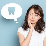 女性が歯に悩んでいる