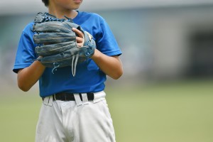 スポーツをする少年