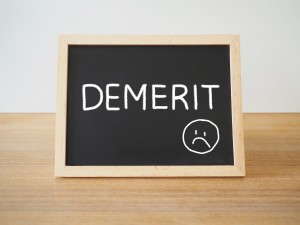 DEMERITと書かれた黒板