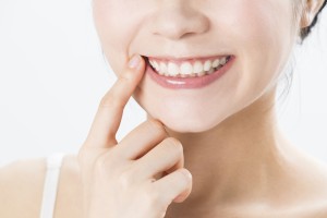 歯を見せて笑う女性のイメージ
