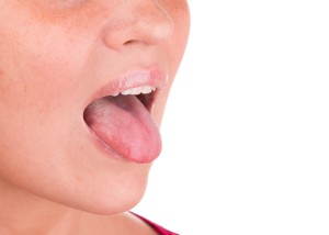 舌を出す女性