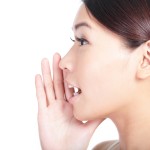 人に呼びかける女性