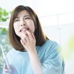 歯並びを気にしている女性のイメージ