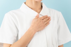 胸に手を当てている歯科衛生士