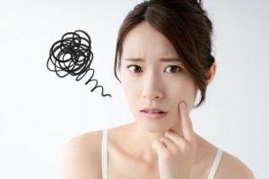 不安な表情の女性