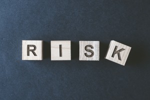 RISKと書かれた木の立方体
