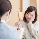 歯列矯正のカウンセリングを受ける女性