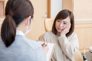 歯列矯正のカウンセリングを受ける女性