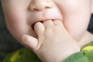 指しゃぶり 赤ちゃん