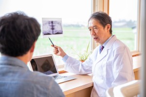 説明する歯科医師