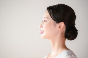 まとめ髪の女性の横顔