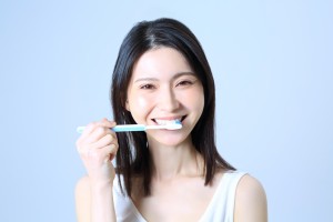 歯磨き中の女