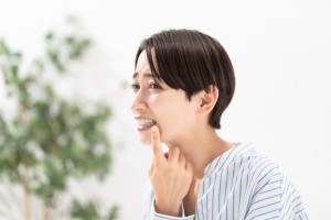 歯を鏡でチェックする女性