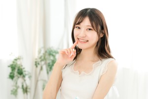 歯を指さす女性