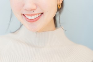白い歯の女性の口元