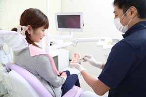 話し合う患者と歯科医師