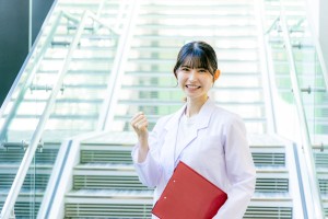 ガッツポーズの医療従事者