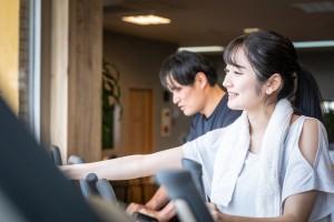 ジムで運動する女性