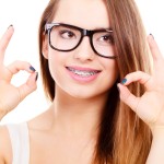 両手でオッケーポーズの女