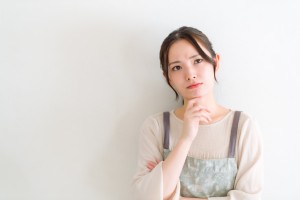 考えるポーズの女