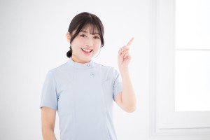 水色の制服を着る女性
