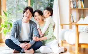 部屋で過ごす3人家族