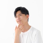 顎に違和感がある男