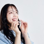 マウスピース型矯正をする若い女