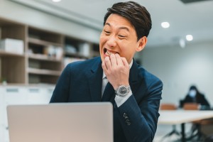 爪を噛むビジネスマン
