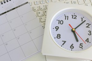 パソコンの上にある時計とカレンダー