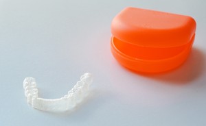 赤いマウスピースケースと１つのマウスピース