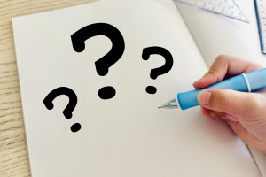 3つの黒い疑問符を書くペン