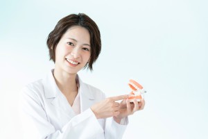 髪の短い歯科医師