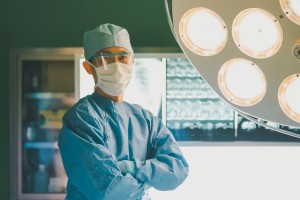 腕を組む外科医