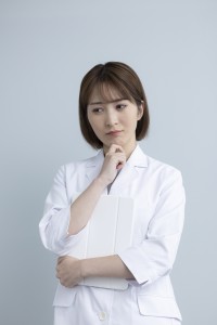 考える女性の医療関係者