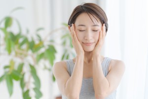 スキンケアをする女