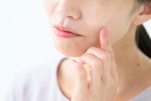 ほうれい線のある女性