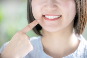 若い女性が歯を指さす状態