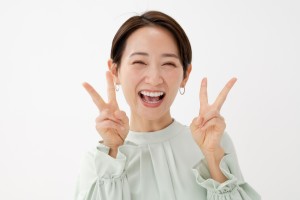ダブルピースをする女性