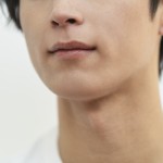 男性の顎の拡大写真