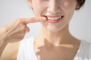歯を指差す女性