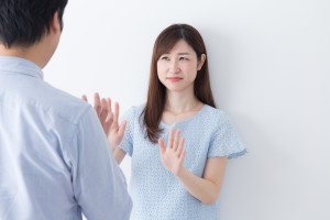 嫌がる女性