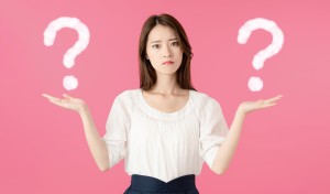 ピンク背景と比較する女