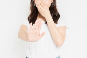 鼻を摘む女