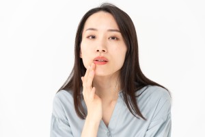 顎を触る女性